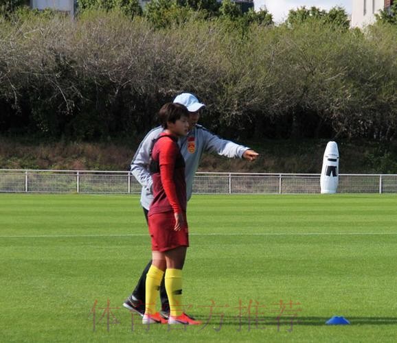 玫瑰再绽放 | 巴黎首训 中国女足迅速进入状态 玫瑰再绽放 | 巴黎首训 中国女足迅速进入状态